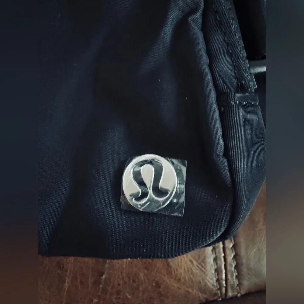 Lululemon Everywhere Belt Bag *Crinkle Nylon 1L Black - Picture 7 of 10